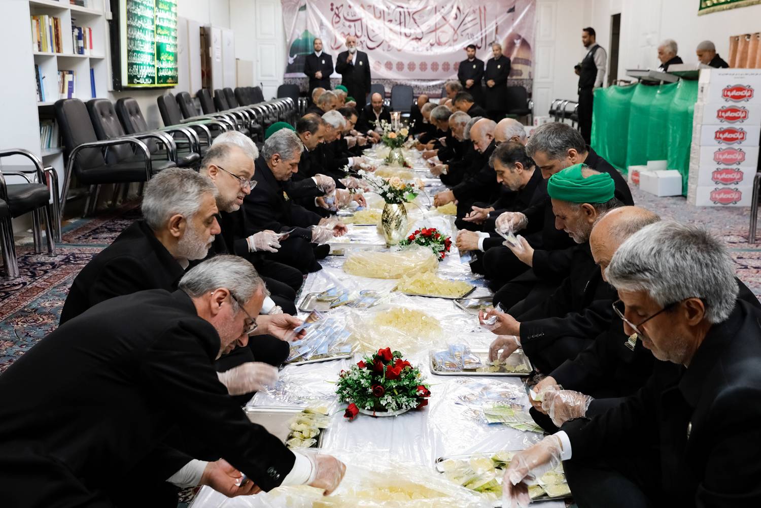 آسایشگاه کشفداران حرم مطهر امام رضا(ع) سال‌هاست محل تجمع عاشقانی است که برای شیرین کردن کام زائران شاخه‌های نبات را بسته‌بندی می‌کنند و کارشان شده امید درماندگان و بیماران.