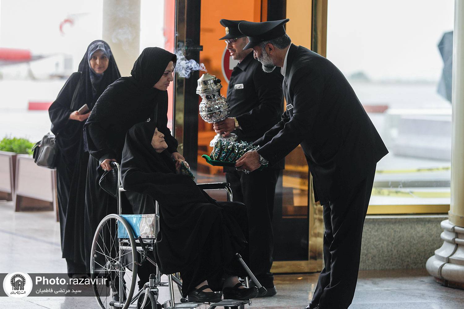 میهمانی روش دارد و میزبانی طریق، سفر اسباب می خواهد و تکریم آداب خودش را دارد، وقتی قرار است میهمان یا میهمانانی نازنین از راه برسند، هر چه منزلت و شأن میزبان بالاتر باشد، میهمان با کرنش بیشتر وارد می شود؟ دیده‌اید وقتی به مهمانی می‌روید همه‌ ذوق و لذتش به استقبال میزبان است؟ دیده‌اید وقتی درِ خانه باز می‌شود و صاحب‌خانه با آغوش باز به شما خوش‌آمد می‌گوید چه حس شیرینی دارد... 