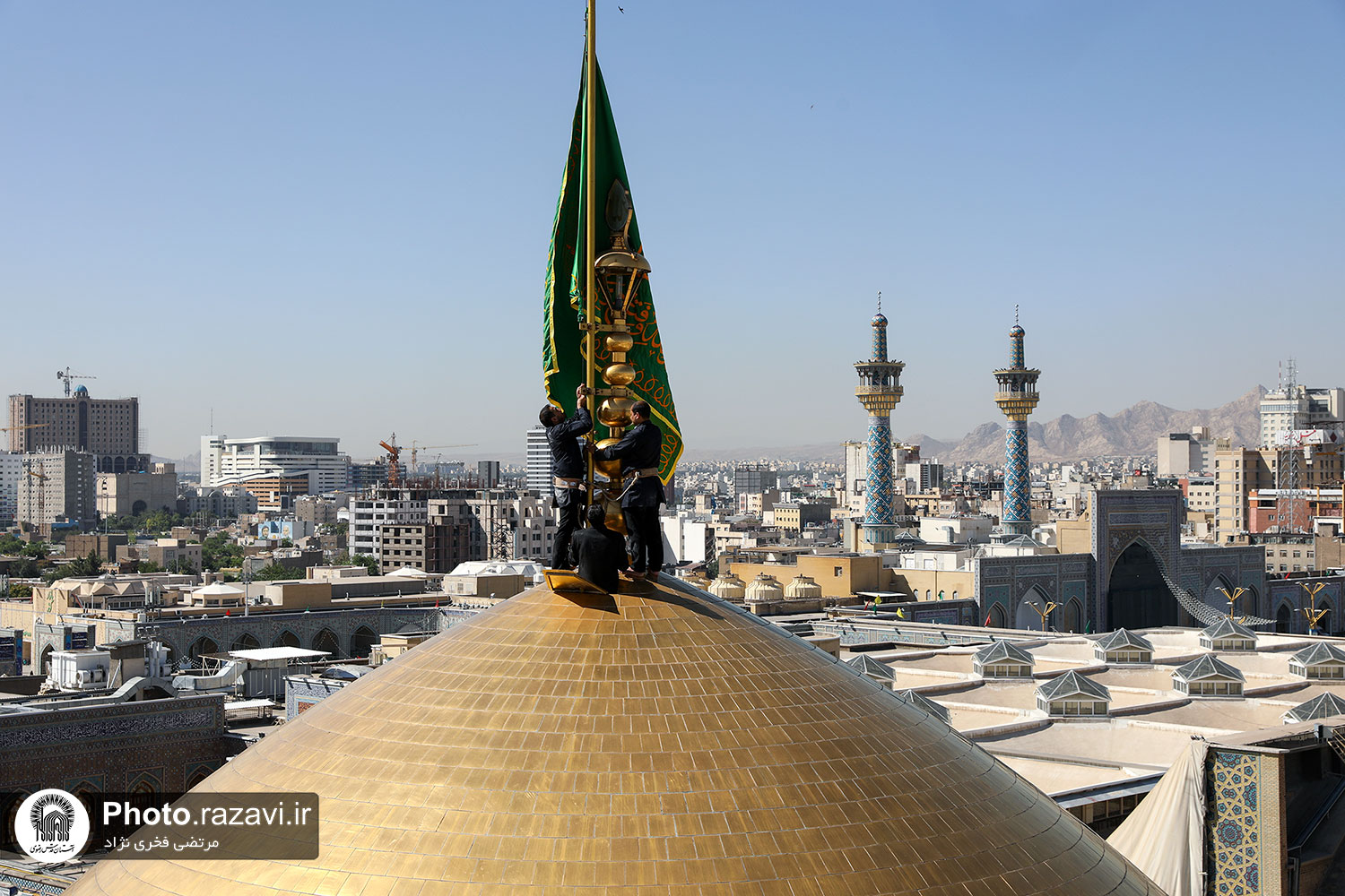 آیین تعویض پرچم گنبد منور رضوی در روز میلاد امام رضا(علیه‌السلام)