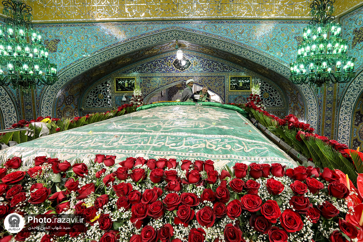 آیین تعویض پوش ضریح مطهر رضوی در روز میلاد امام رضا(علیه‌السلام)