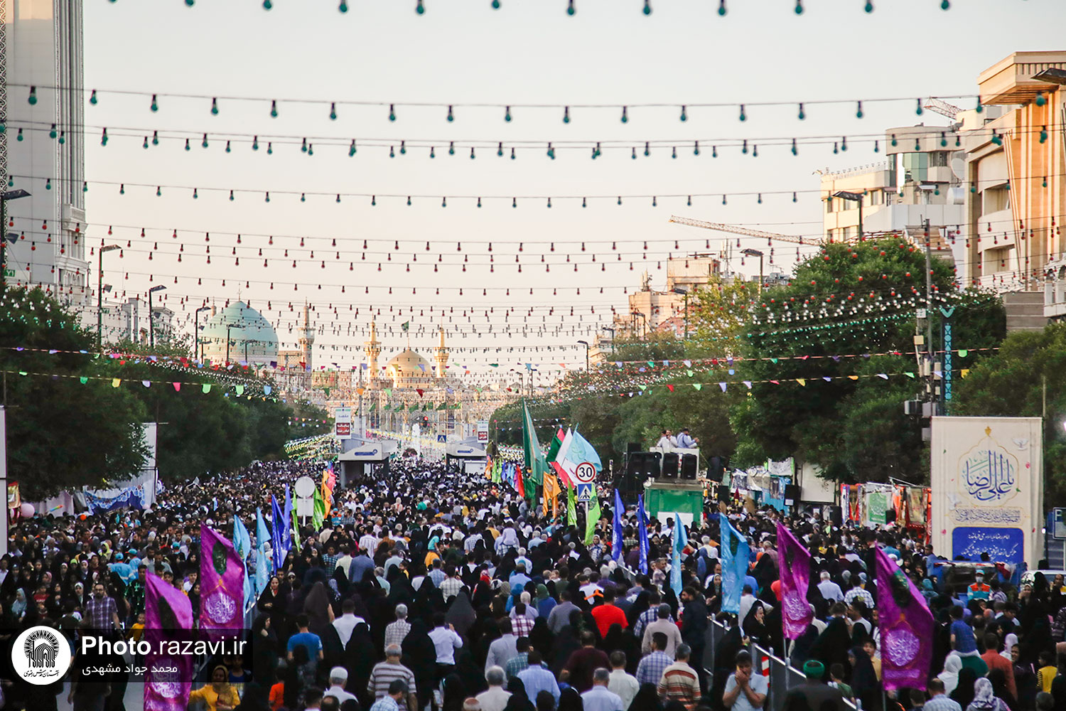معاون اماکن متبرکه حرم مطهر رضوی گفت: خادمان حرم مطهر امام رضا(ع) همزمان با شب و روز میلاد مسعود ولی نعمت‌مان حضرت ثامن الحجج(ع) میزبان بیش از 1.5 میلیون نفر از زائران و عاشقان و دلدادگان مکتب اهل بیت عصمت و طهارت در اماکن متبرکه رضوی بودند.