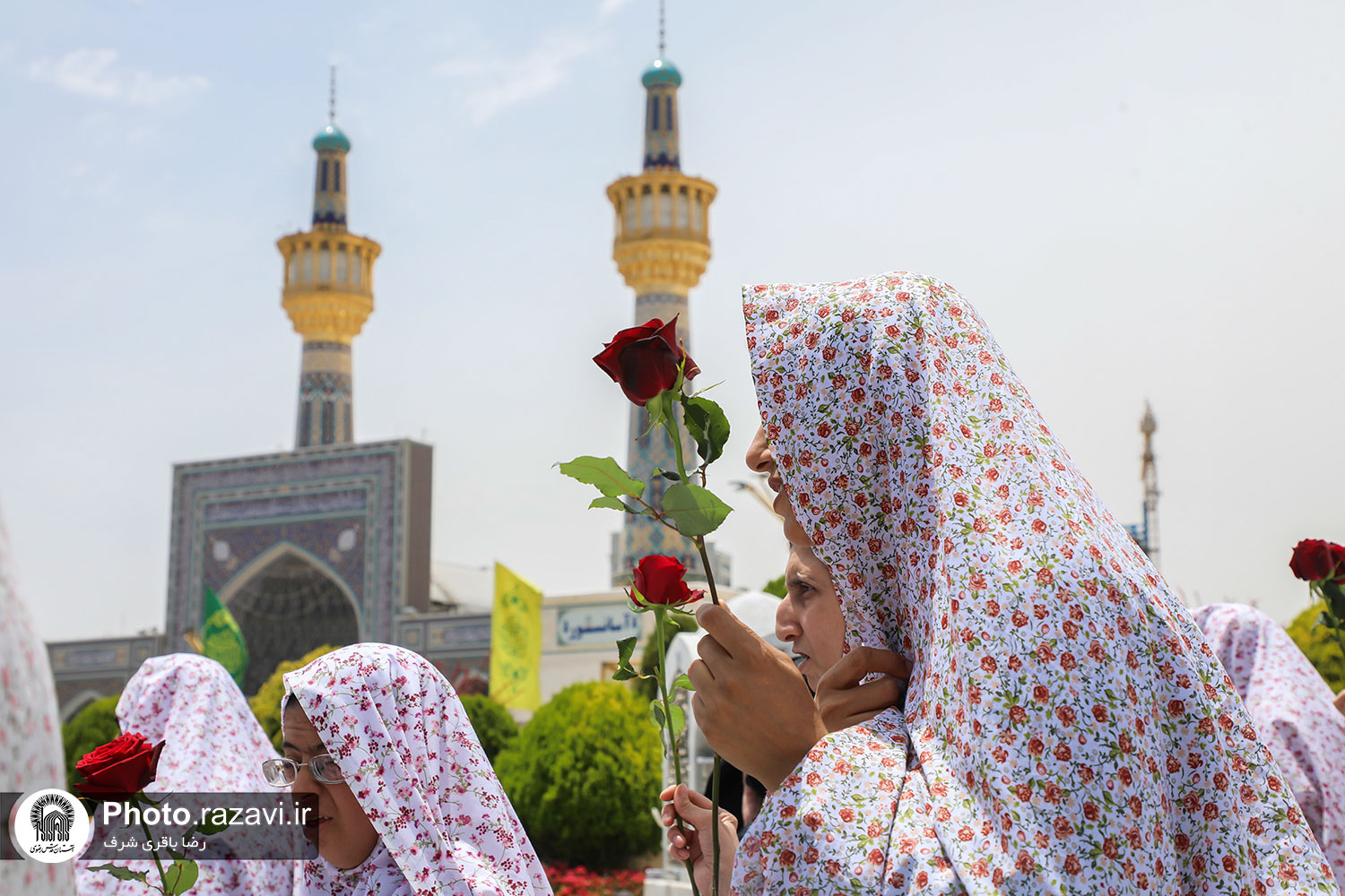 تشرف جمعی از معلولان اصفهانی به حرم مطهر رضوی