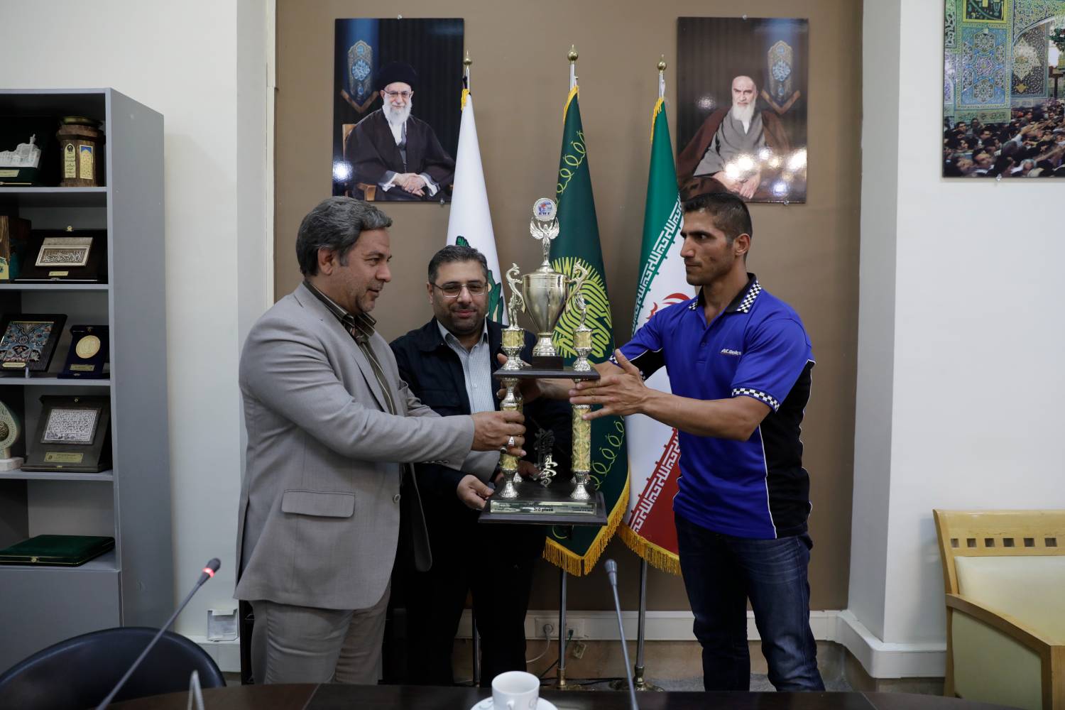 طی مراسمی صبح امروز مدال برنز مسابقات جهانی کیوکوشین ۲۰۱۵ روسیه به موزه آستان قدس رضوی اهدا شد.