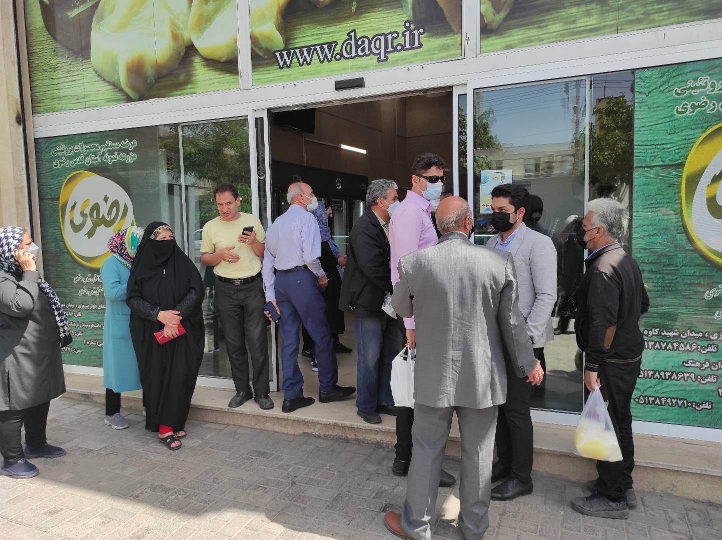 با توجه به افزایش حضور گسترده زائران در دهه کرامت در مشهد مقدس، شرکت صنایع دامپروری و لبنی رضوی به منظور رفاه حال زائران و مجاوران، تمامی فرآورده‌های لبنی رضوی در فروشگاه‌های عرضه مستقیم محصولات خود را با تخفیف 18 درصدی ارائه می‌کند.