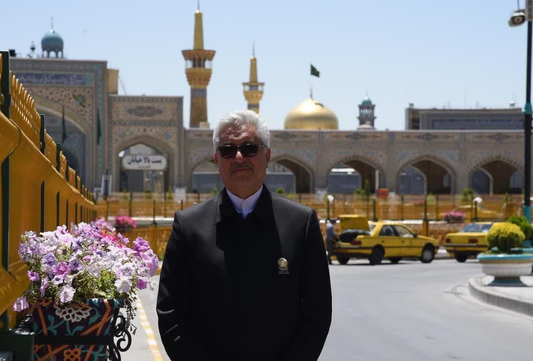 هم طبیب و هم دردمند یکجا نمی‌گنجد. طبیب خود درمانگر است و دردمند نیازمند طبیب. و این جزو عجایب است که یک نفر هر دو حالت را داشته باشد. برای دکتر اخوان مهدوی، طبیب دارالشفای حرم، هر دو حالت ممکن است. طبابت می‌کند اما خودش دردمند نگاه امامش است، دردمند ضمانت ضامن آهو(ع).