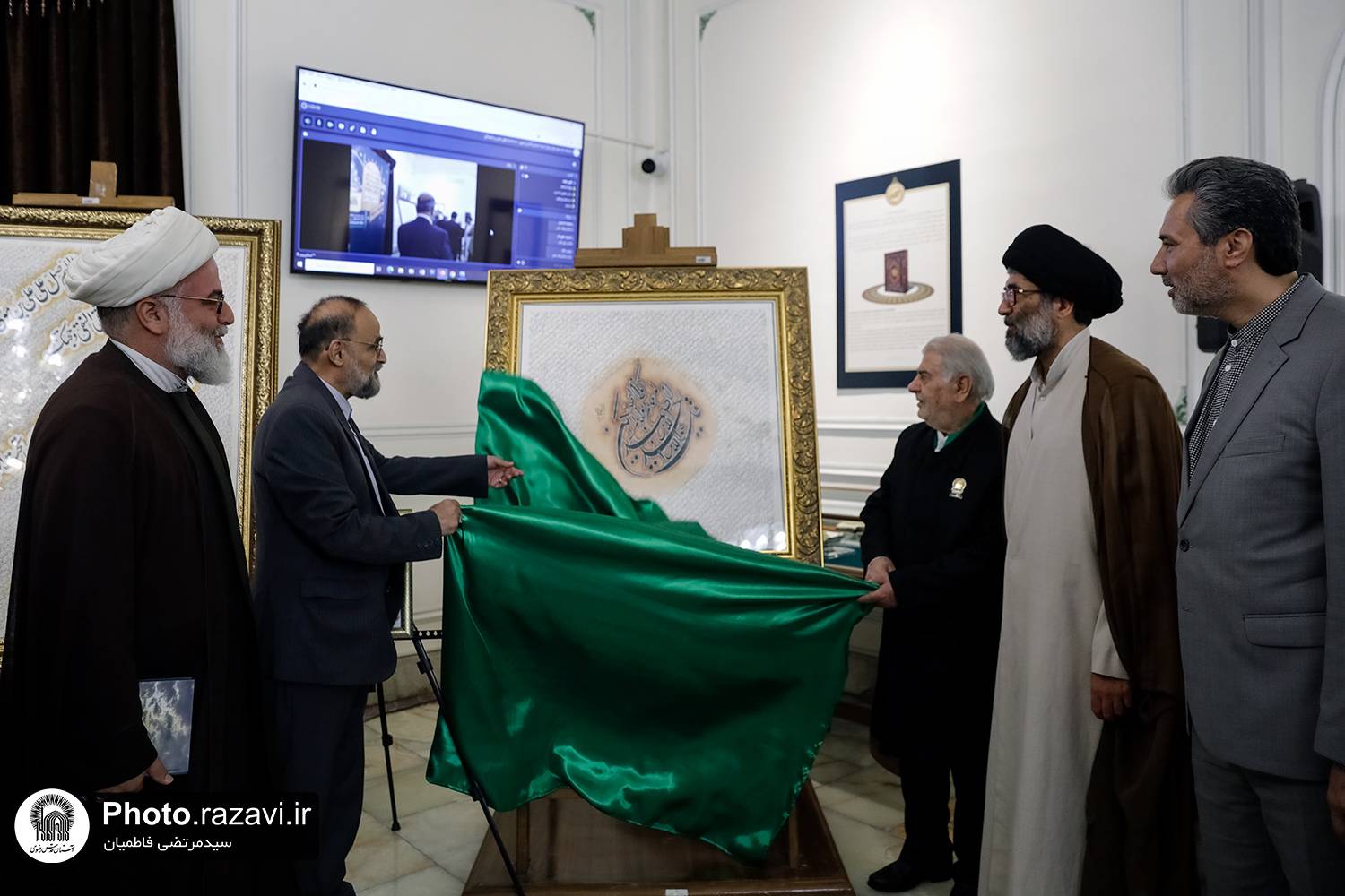رونمایی از تابلوی خوشنویسی صلوات خاصه حضرت رضا(ع) اثر استاد سید نجم الدین علامه موجود در موزه هدایای مقام معظم رهبری در یکصد و شصت و پنجمین برنامه سه شنبه‌های علمی فرهنگی آستان قدس رضوی رونمایی شد.
