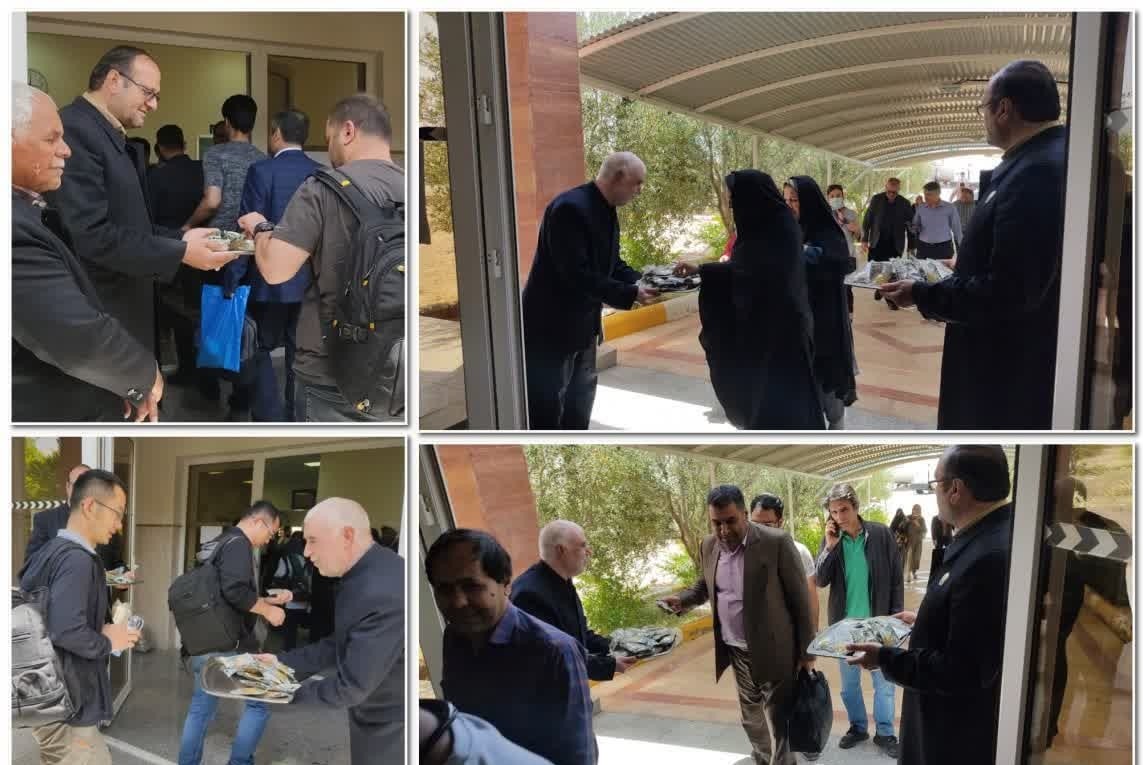 به مناسبت دهه با برکت کرامت رضوی خادمین آستان حضرت حسین بن موسی الکاظم(ع) از جمعی از زائران و مسافران در فرودگاه شهدا طبس استقبال کردند.