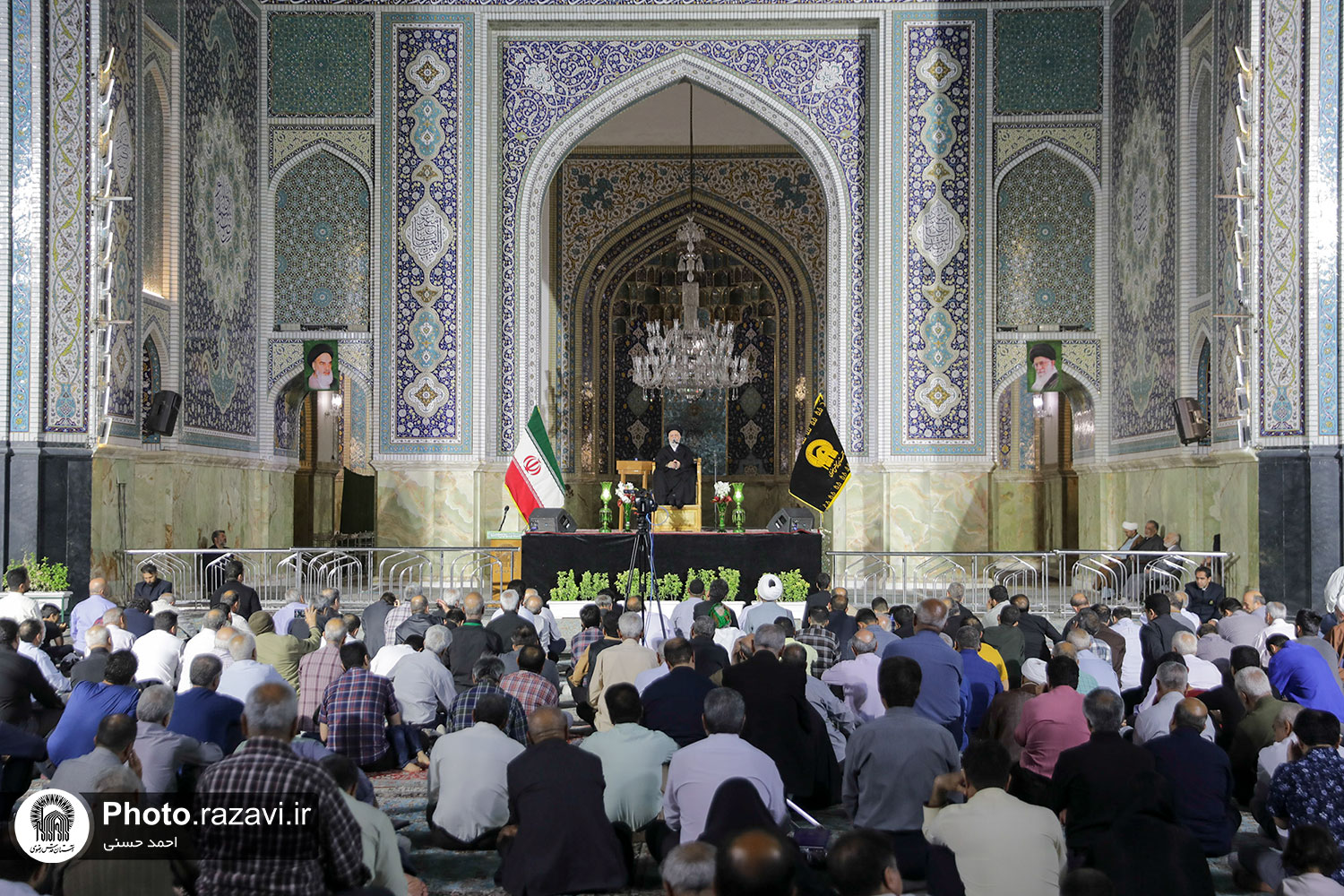 مراسم شب شهادت امام رضا(ع) با حضور زائران و مجاوران عزادار در حرم مطهر رضوی برگزار شد. 