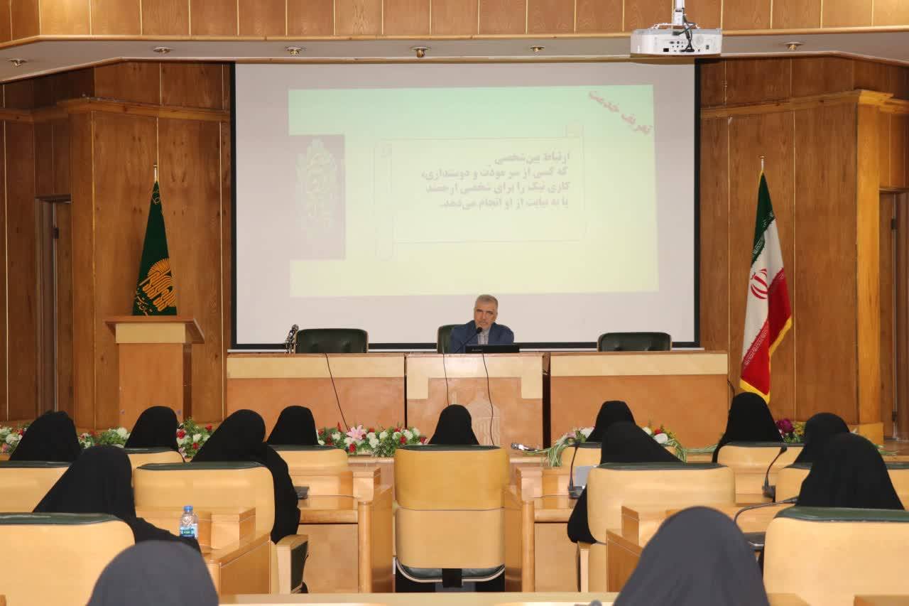 با همکاری بنیاد پژوهش های اسلامی آستان قدس رضوی و معاونت اداری و پشتیبانی حرم مطهر رضوی، اداره آموزش، نخستین جلسه اخلاق خدمت تخصصی  ویژه خادمان بارگاه ملکوتی امام رضا(ع) برگزار شد.