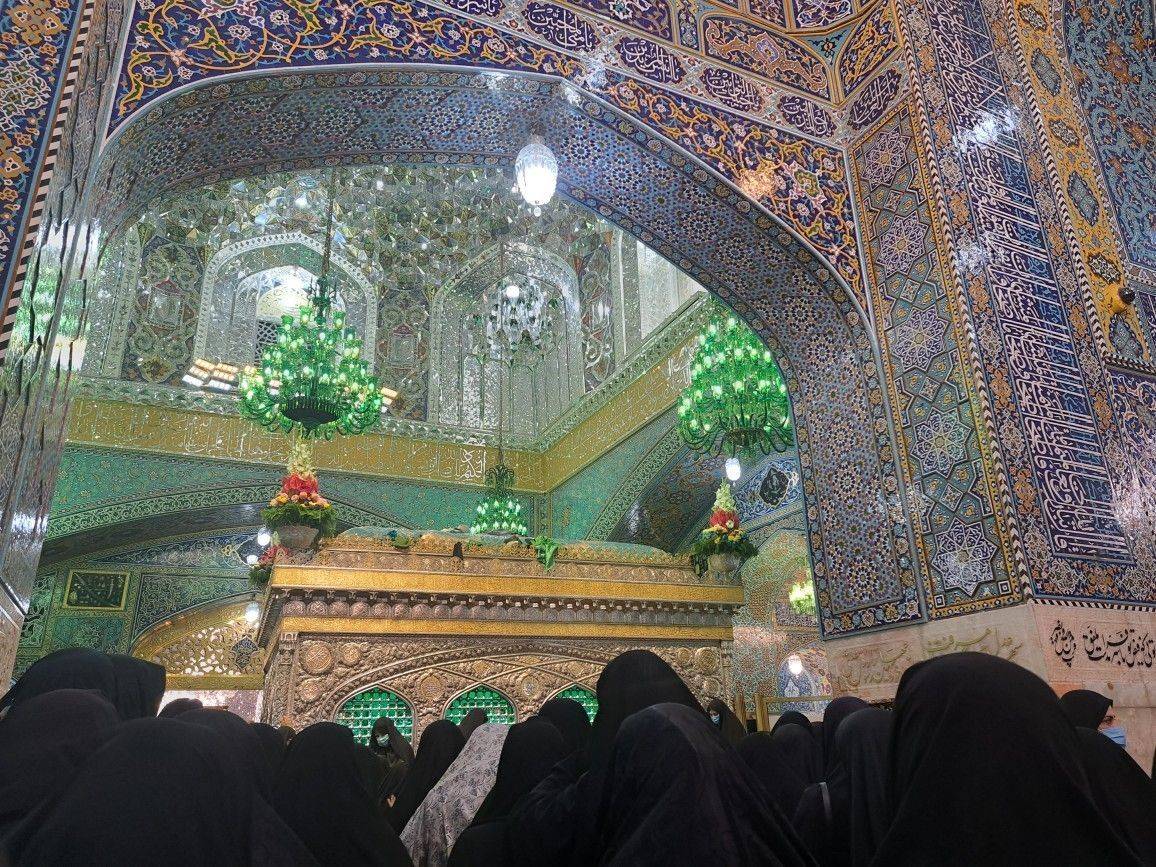 در روایتی از امام صادق (ع) همین سوال طرح شده است که منظور از عارفا بحقه چیست و امام در پاسخ واجب الاطاعه بودن امام را مطرح کرده است؛ یعنی کف این معرفت و شناخت این است که امام معصوم را فردی بدانیم که اطاعت از او بر ما واجب است.