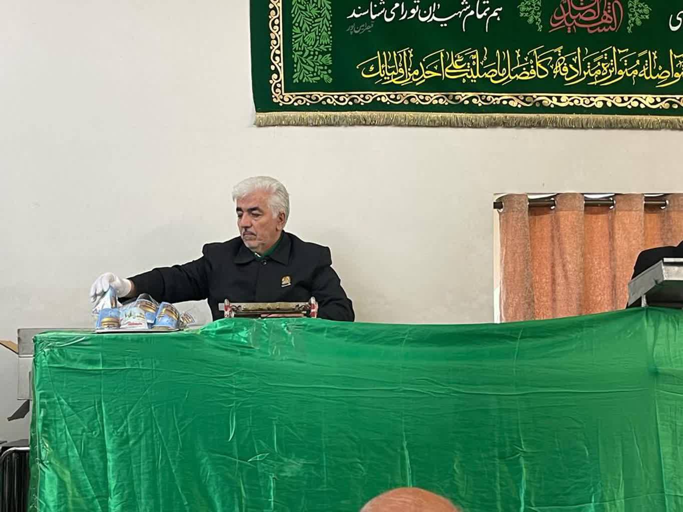 ۲۰سال از اتفاق آن شب می‌گذرد اما هنوز هم وقتی یادش می‌افتد، آن خاطره چون قاب عکسی که در پس شعله شمعی روشن ‌شود، مقابل دیدگانش ظاهر می شود؛ دختر جوان مقابل گنبد طلا، خیره به بالاترین نقطه گنبد ایستاده بود. آدم‌ها اطرافش و بی تفاوت به او در گذر بودند. ناگهان در حالیکه عکس گنبد در دو چشم تر او می‌لغزید، سرتا پای وجودش فریاد شد. دخترک نابینا برای اولین بار بود که رنگ را دیده بود؛ زردی طلا را. و شکل…