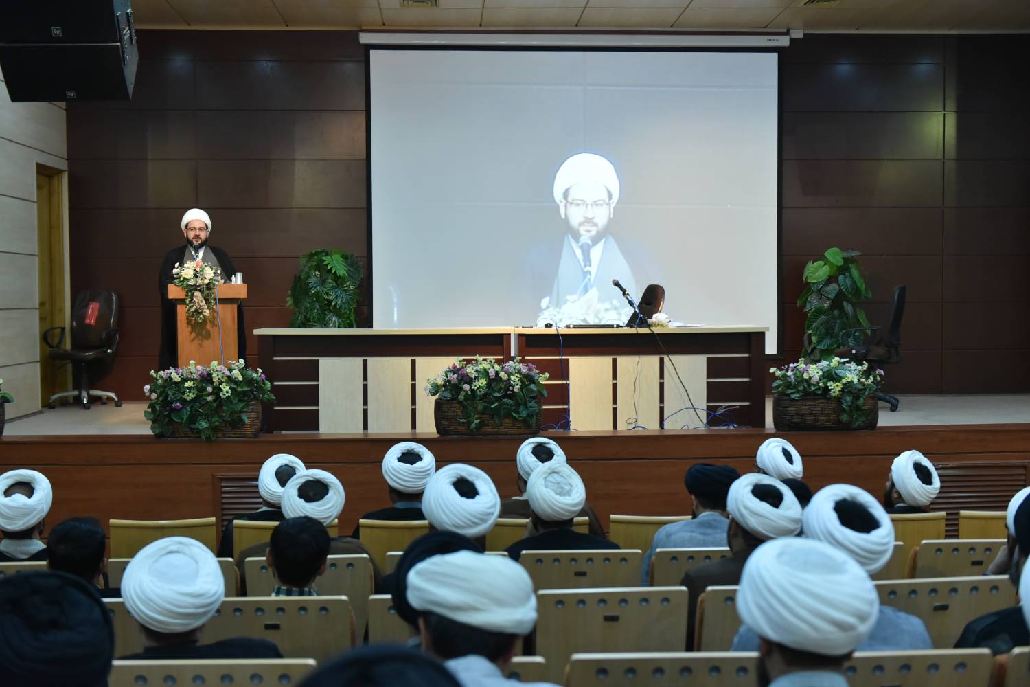 دبیر علمی مدرسه تابستانه «دارالعلم» گفت: امام رضا(ع) به عنوان عالم آل محمد(ص) شناخته می‌شوند از همین رو ایده برگزاری اولین مدرسه علمی تابستانه «دارالعلم» با هدف رونق بخشیدن به حضور علمی طلاب و اساتید حوزه علمیه سراسر کشور در صحن و سرای بارگاه امام رضا(ع) طراحی شده است.