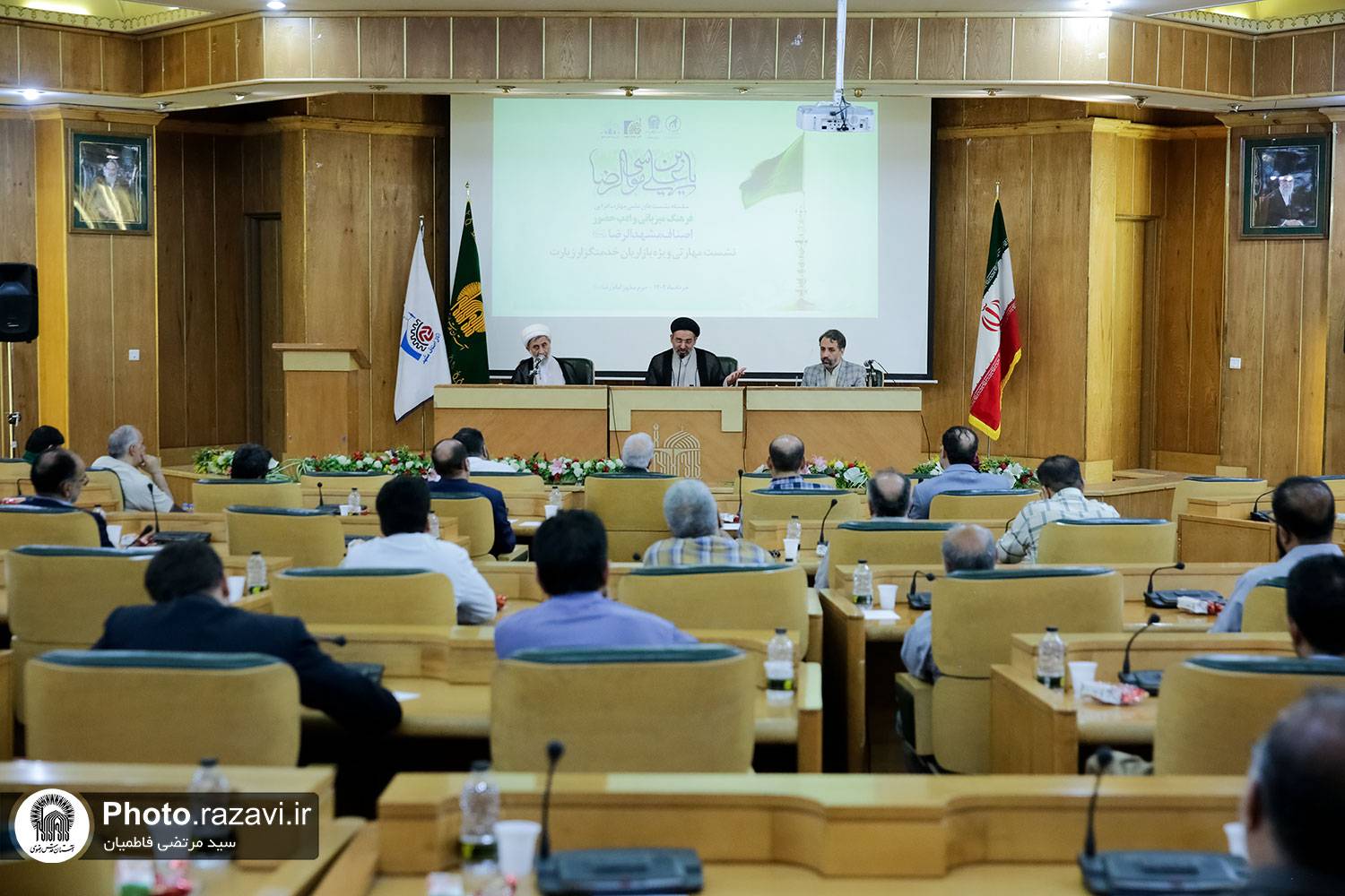 بامدیریت سازمان علمی و فرهنگی آستان قدس رضوی و مرکز تحقیقات کاربردی تبلیغ و تربیت دینی دانشگاه بین‌المللی امام رضا(ع) و با مشارکت اتاق اصناف مشهد مقدس،  در ایام مقارن با روزهای زیارتی خاص امام رضا(ع) در ماه ذی القعده،نشست علمی و مهارتی ویژه بازاریان خدمتگزار زیارت و اصناف مشهدالرضا(ع) در قالب سلسله نشست‌های علمی «مهارت‌افزایی فرهنگ‌ میزبانی و ادب حضور» برگزار شد.