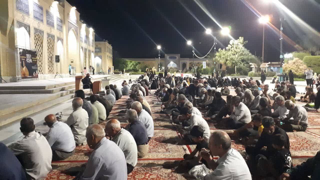 همزمان با شب شهادت حضرت امام جواد الائمه(ع) آستان حضرت حسین بن موسی الکاظم(ع) سوگوار عزای دردانه امام رضا(ع) شد.