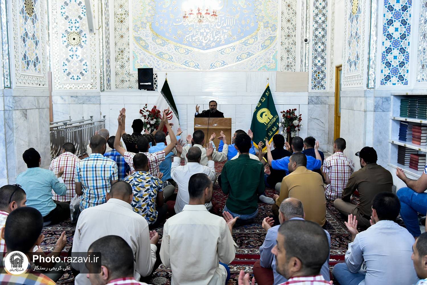 گنبد طلایی آقا توی چشم‌های خیسش می‌لغزید. چند پرنده دور گنبد در پرواز بودند و خورشید خرداد تا می‌تونست نور می‌پاشید. چشم‌هایش را روی هم گذاشت و برداشت و باز به گنبد چشم دوخت. اشک‌ها روی گونه‌هایش جاری و صورت معصومش، در هم جمع شد؛ همچون کودکی که پس از ساعت‌ها دوری از پدر و مادرش آن‌ها را بازیافته بود.