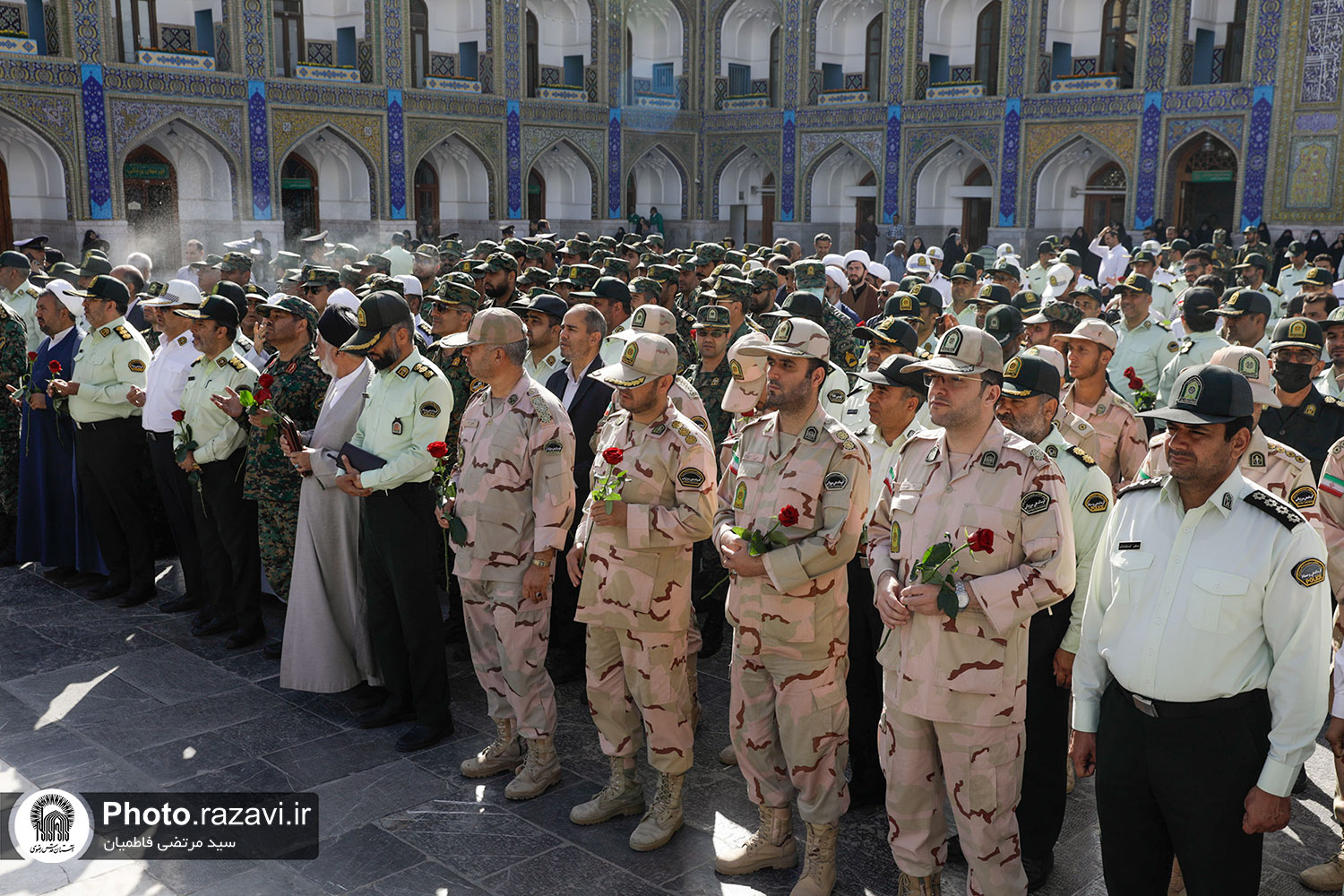به مناسبت دهه کرامت و همزمان با روز زیارتی امام رضا(ع)، جمعی از نیروهای انتظامی خراسان رضوی ضمن تشرف به حرم مطهر رضوی و عرض شادباش خدمت امام رئوف، مضجع منور امام رئوف را زیارت کردند.