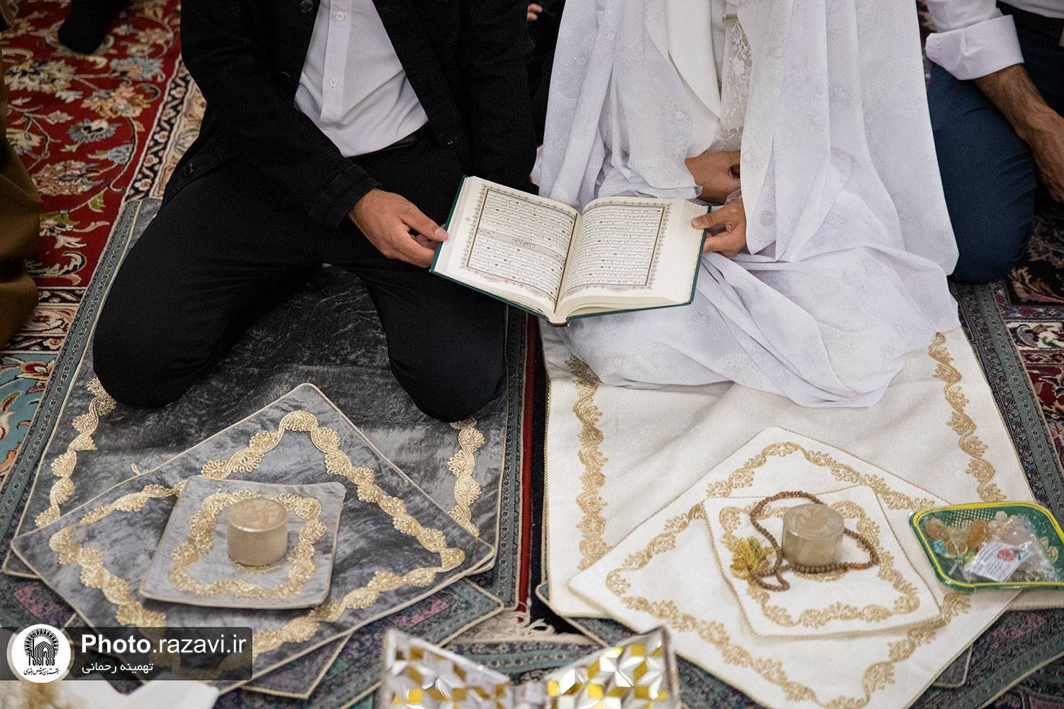 رواق شیخ طوسی حرم مطهر امام رضا(ع)، امروز غرق سپیدی است؛ غرق چادرهای سفید و شاخه‌های گل سرخ. غرق لبخندهایی که به نگاهی شکفته می‌شود و غرق نگاه‌هایی که به لبخندی خیره ثابت مانده‌اند. این رواق امروز مملو از حضور زوج‌های جوانی است که برای آغاز زندگی مشترکشان و جاری شدن خطبه عقد به اینجا آمده‌اند. 