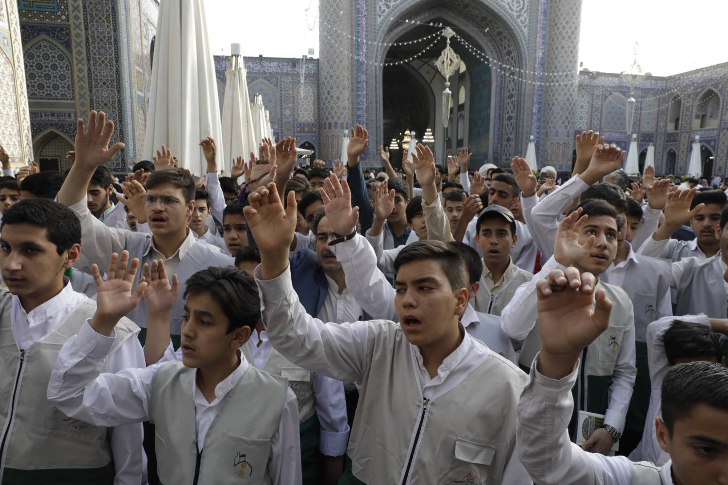 به همت معاونت تبلیغات اسلامی آستان قدس رضوی، همزمان با ایام دهه کرامت، آئین افتتاحیه اذن خدمت خادمیاران نوجوان رضوی در حرم مطهر رضوی برگزار شد.