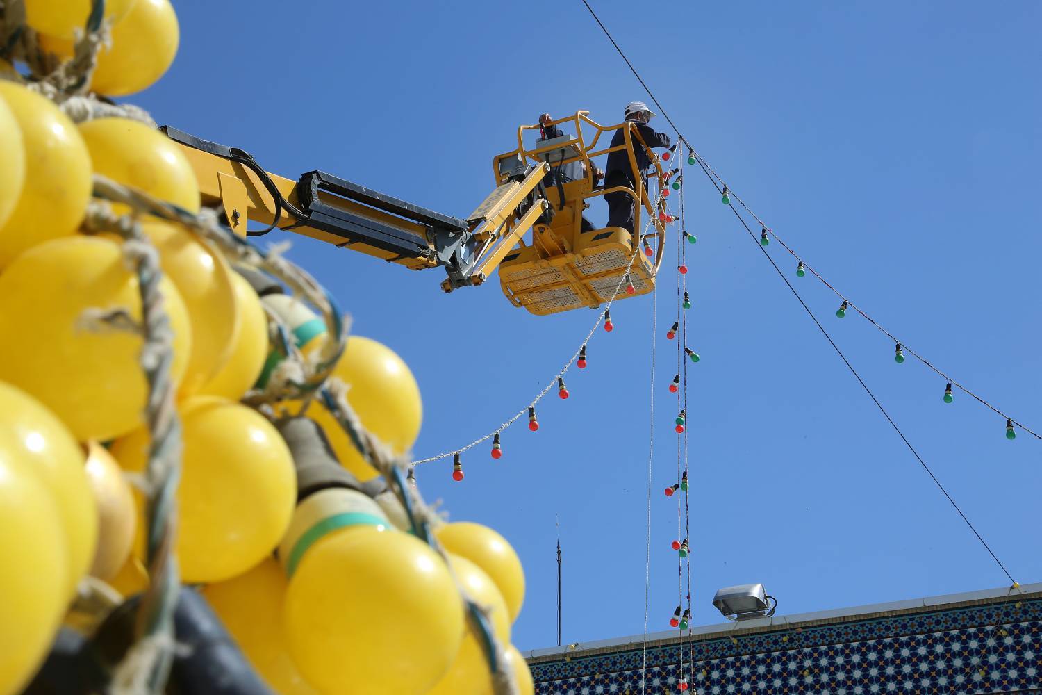 تلفن چند بار بوق می‌خورد و پس از آن یکباره به عالمی پر از سر و صدا که در آن سوی خط در جریان است وصل می‌شود و بعد صدایی گرم و گیرا به گوش می‌رسد که پس از سلام و علیک می‌گوید که سرش شلوغ است و در حال تدارک جمع‌کردن سیم‌های برق و لامپ‌های رنگی برای رهسپار شدن به سوی مشهد و حرم امام رضا (ع). 