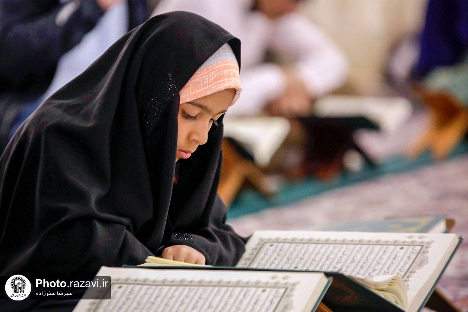 همزمان با ایام دهه کرامت و به میمنت این ایام پرنور و سرور محفل قرآنی«دختران رضوی» در حرم مطهر رضوی برگزار شد.