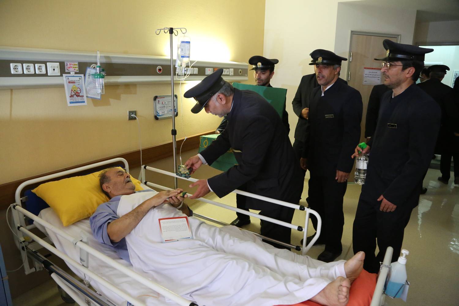 همزمان با دهه کرامت، خادمان بارگاه ملکوتی امام هشتم(ع) با حضور در بیمارستان فوق تخصصی رضوی با جمعی از بیماران و کادر درمان این بیمارستان دیدار کردند. 