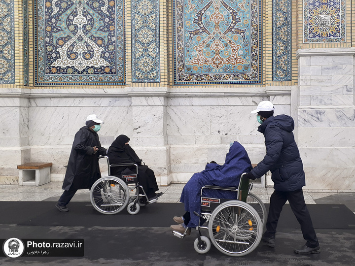 عکس با کیفیت: خدمت ویلچر در حرم مطهر رضوی