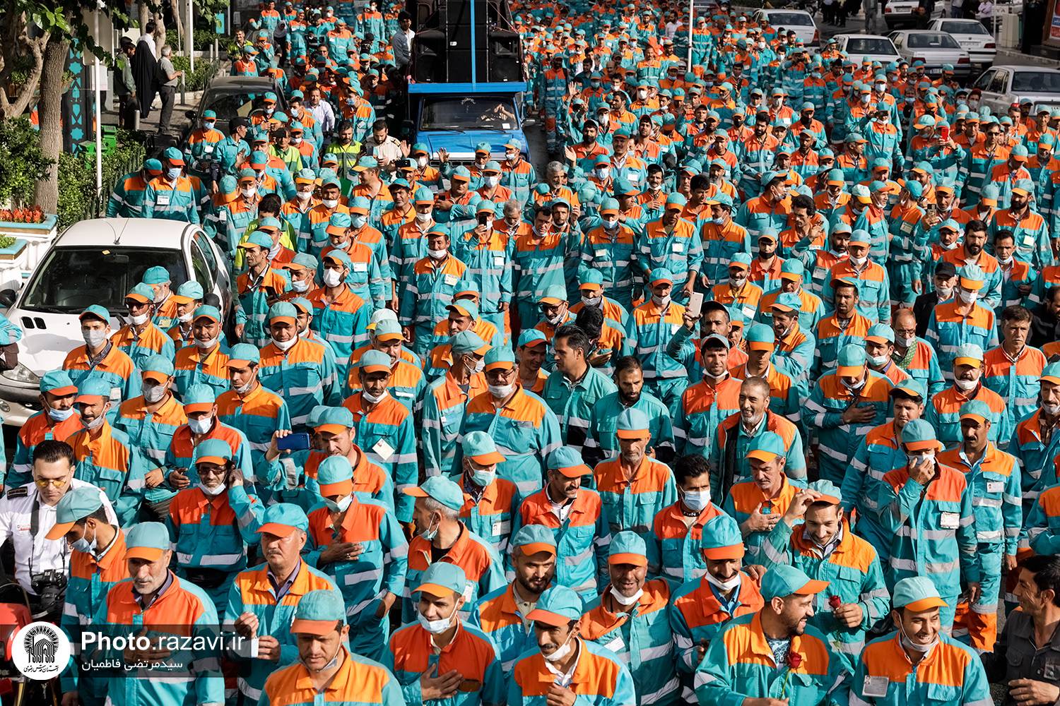 همزمان با هفتمین روز از دهه کرامت، جمعی از باغبانان و پارکبانان شهرداری به بارگاه منور رضوی مشرف شدند. 