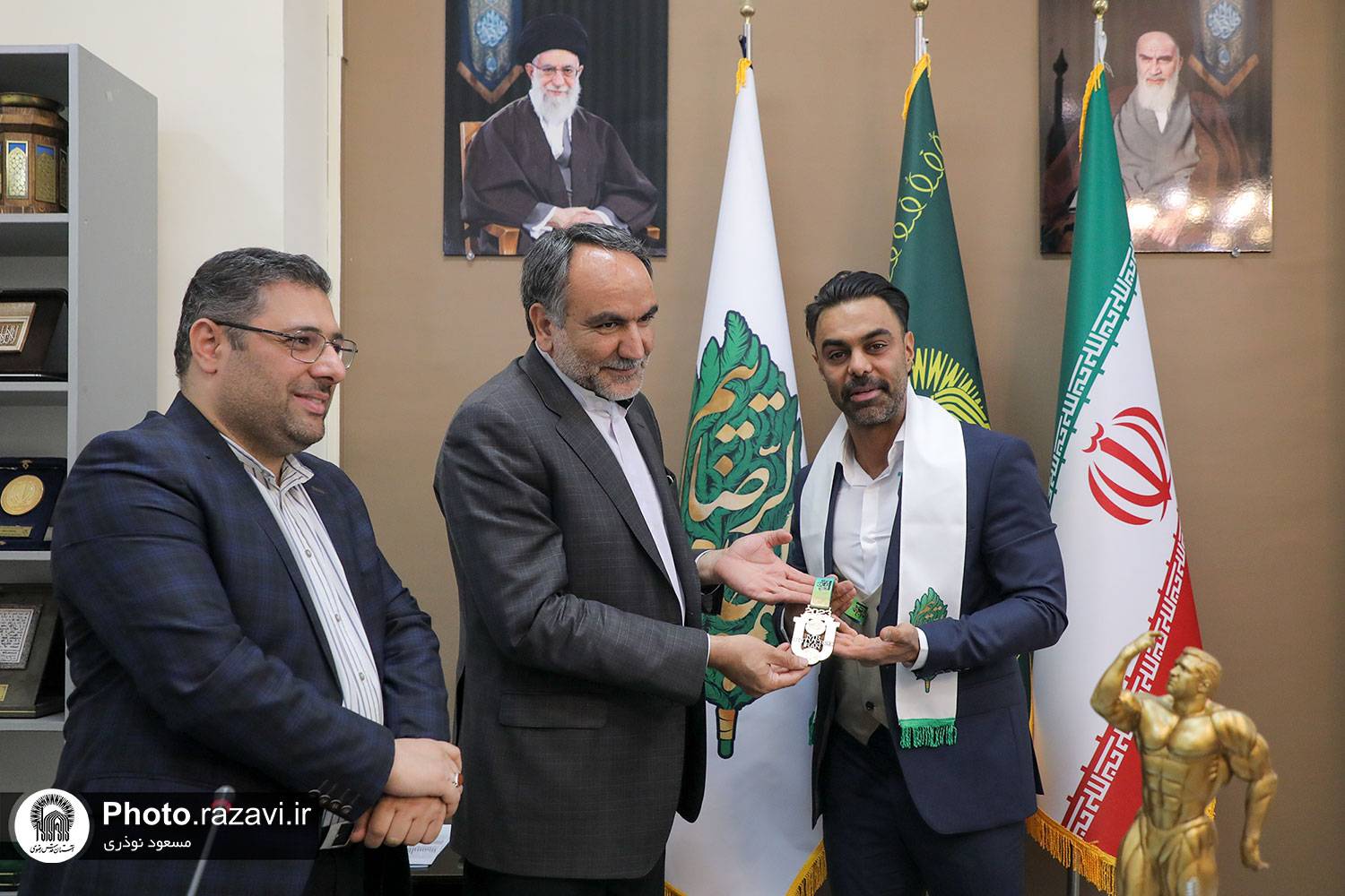 مهدی ماهانی قهرمان پرورش اندام کشورمان، مدال قهرمانی مسابقات جهانی مستر یونیورس2023 خود را به موزه آستان قدس رضوی اهدا کرد.