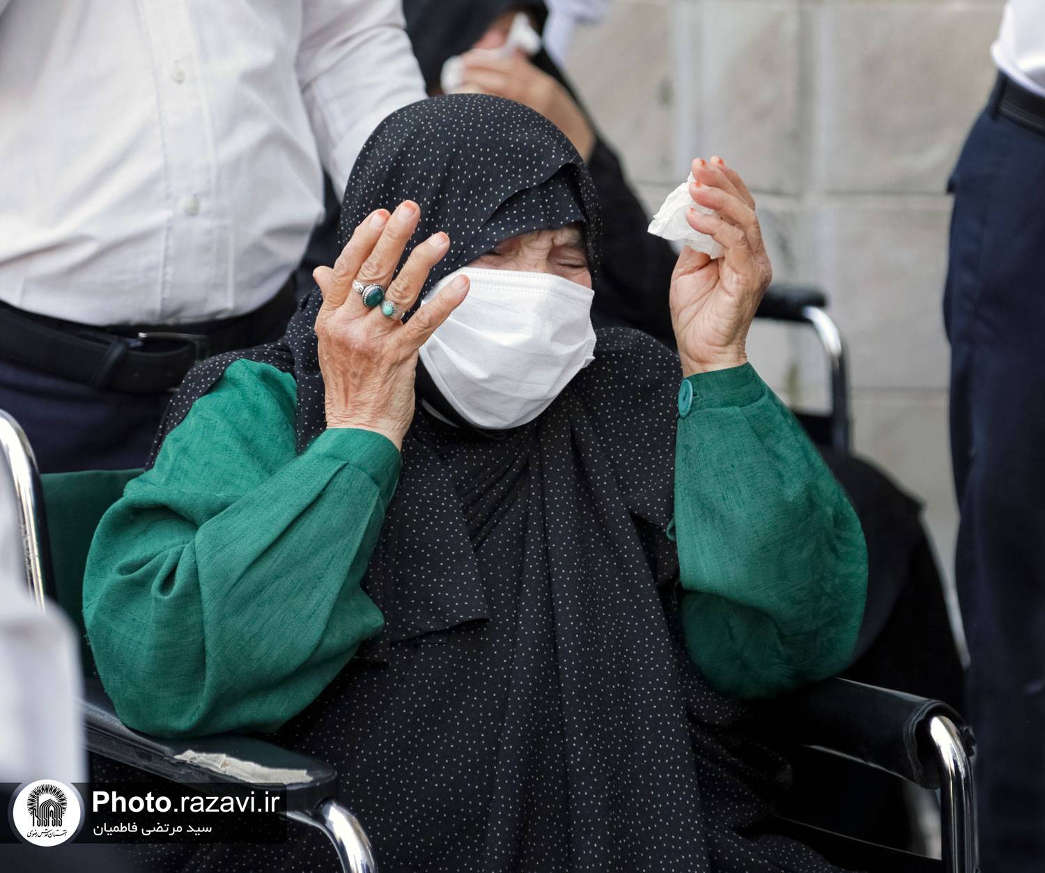 همه درها هم که بسته شود، محال است  درهای رحمت آستان مهربانش بسته بماند، رشته همه امیدها که گسسته شود، امید به کرم او مثل زنجیری است بر گردن عاشقان بارگاهش. در این صحن و سرا ناامیدی غریب ترین واژه روزگار است. و شاید به همین بهانه است که 1000 بیمار صعب العلاج، به امید شفاعت، عنایت یا تکمیل رفاقت با آقا، راهی بارگاهش شدند. 