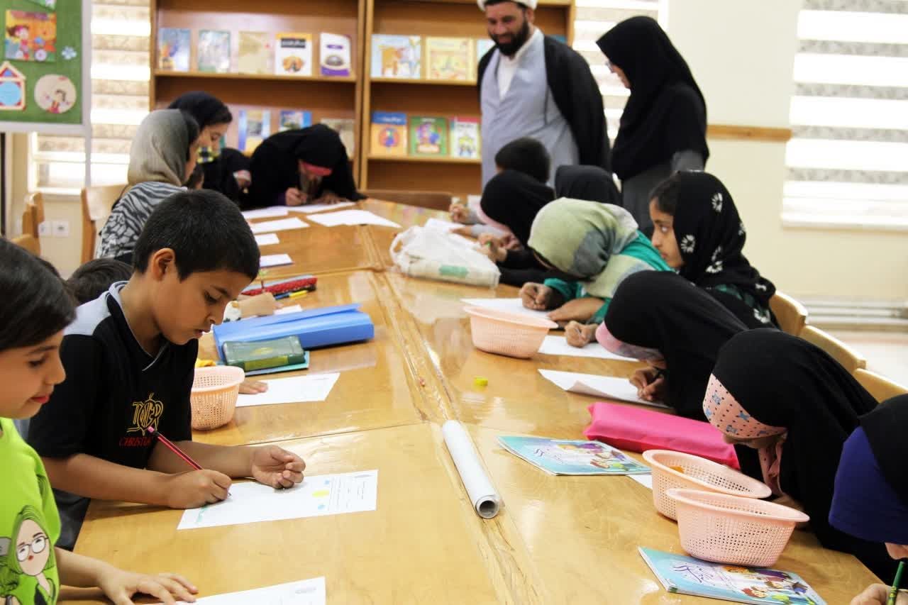 به مناسبت دهه نورانی کرامت مسابقه نقاشي مصورسازي احاديث رضوي ویژه جوانان و نوجوانان شهرستان کاشمر درزیارتگاه شهید مدرس برگزار شد.
