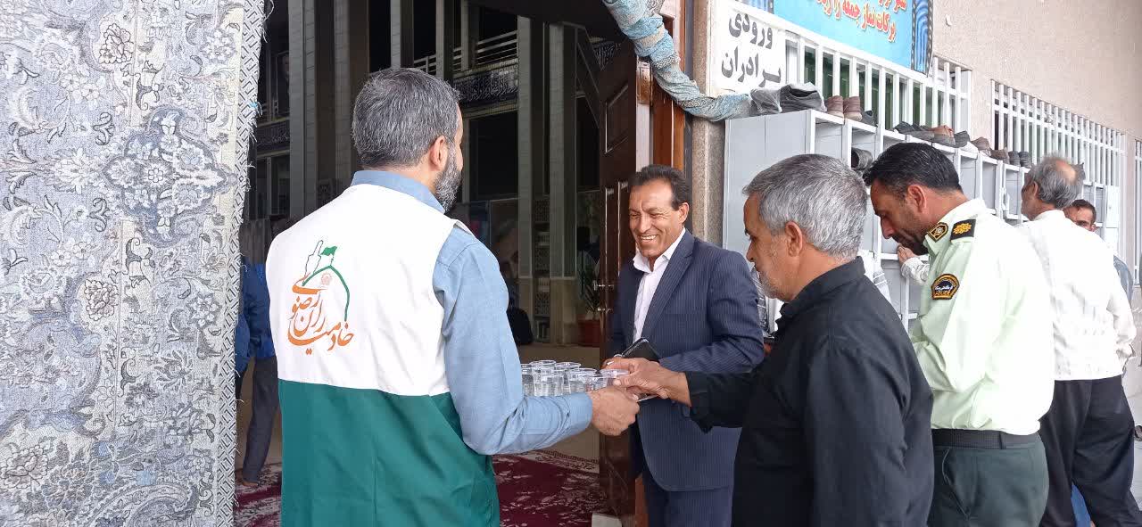 توزیع ۹۰۰ نمک متبرک و شربت در بین نمازگزاران رابر