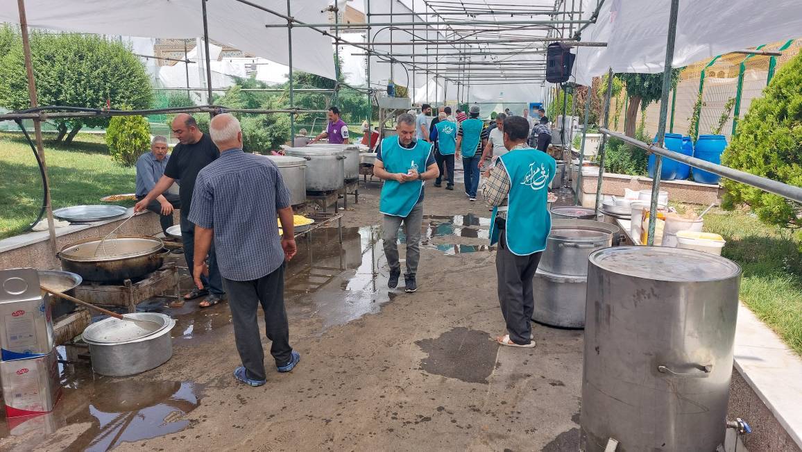 خدمت به زائران آقا علی بن موسی الرضا(ع) در موکب‌های مستقر در حریم حرم مطهر رضوی، پیر و جوان، کودک و بزرگسال نمی‌شناسد؛ همه در تلاش و تکاپو هستند تا به بهترین شکل از دلدادگان غریب‌الغربا میزبانی کنند. به عبارتی می‌توان مثل آقا سید 62 ساله بود و در آشپزخانه خدمت کرد یا امیرعباس 10 ساله و در توزیع قاشق‌ها کمک کرد. مهم این است که دلت پاک و خدمتت خالصانه برای امام رئوف(ع) باشد. 