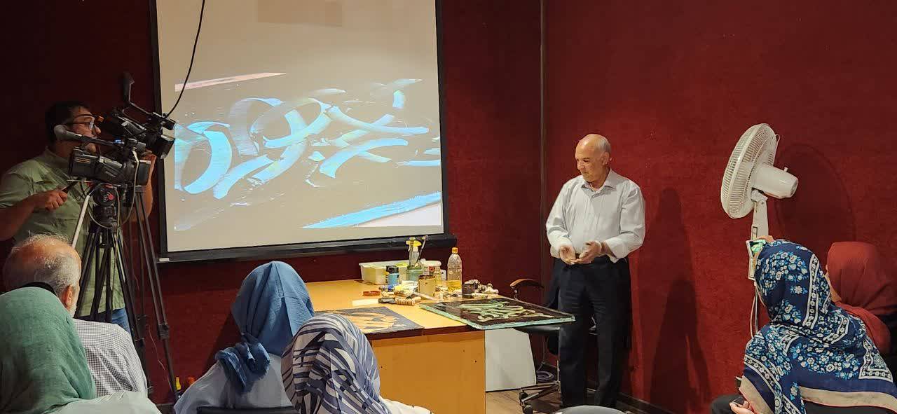 القاب حضرت رضا(ع) در کارگاه نقاشی‌خط ویژه دهه کرامت مکتب هنر رضوان وابسته به مؤسسه آفرینش‌های هنری آستان قدس رضوی در مشهد کتابت شد. 