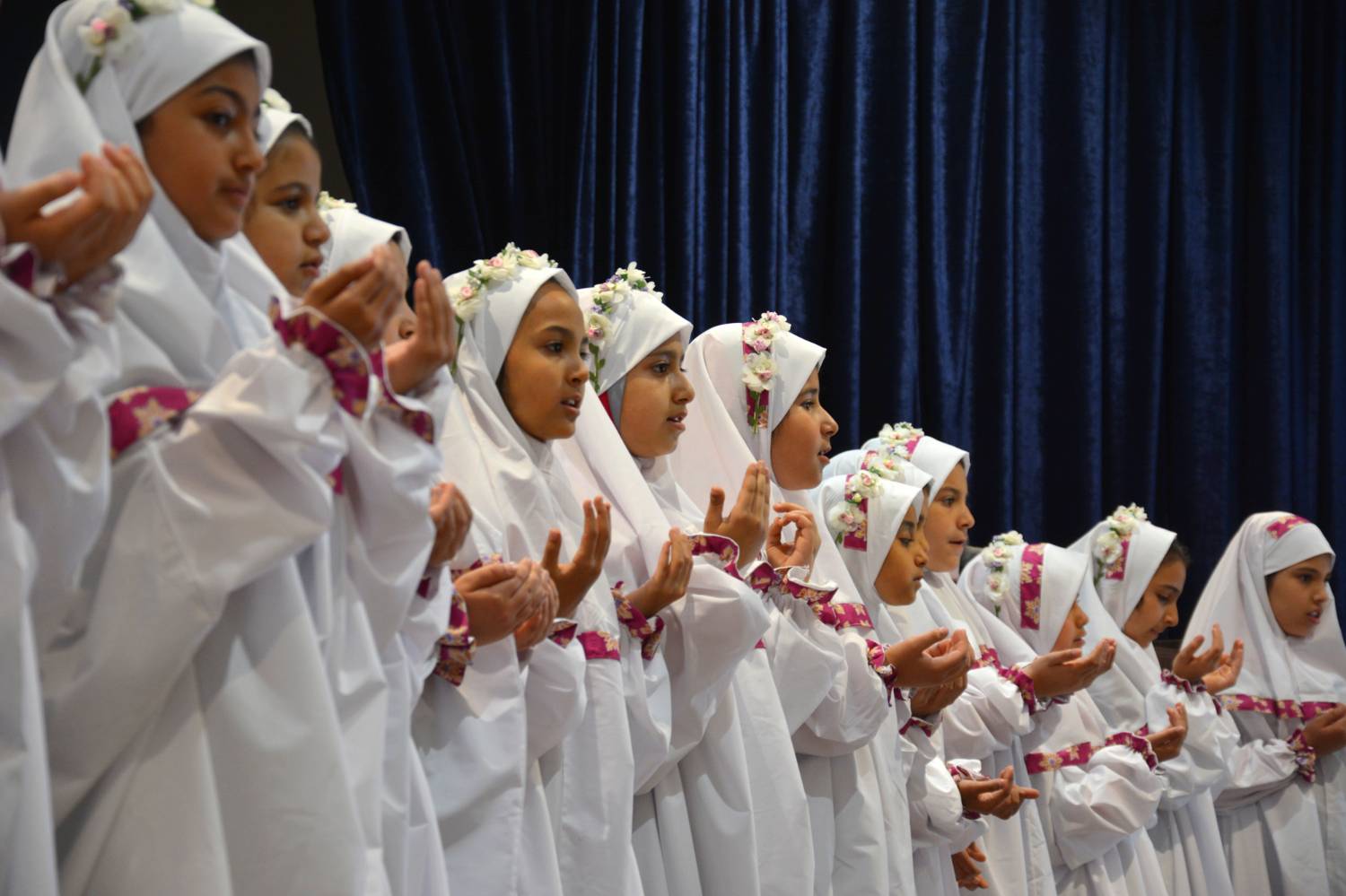 به همت مرکز امور بانوان و خانواده آستان قدس رضوی جشن تکلیف 200 دختر تازه مکلف در  قالب طرح «دختر ماه» برگزار شد.