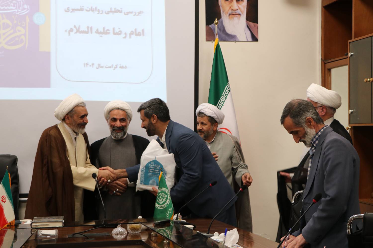 دانشگاه علوم اسلامی رضوی، همزمان با دهه کرامت از پدید آورندگان کتاب ارزشمند بررسی تحلیل روایات تفسیری امام رضا(ع) تقدیر کرد.