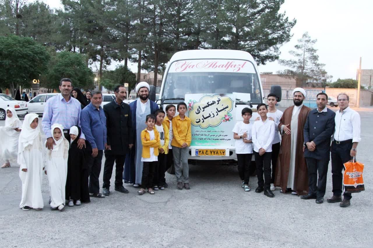 به مناسبت دهه مبارک کرامت فرهنگ‌سرای سیار زیارت از سوی زیارتگاه شهید ایت الله مدرس در روستای زنده جان کاشمر راه اندازی شد.