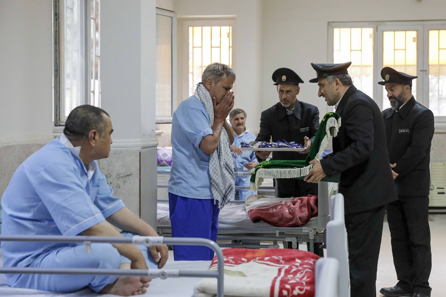 نام پرچم که به گوش می‌رسد ناخودآگاه فکر آدم را می‌برد سمت مفاهیمی از جنس میهن، اتحاد، همبستگی، غیرت و قداست‌. حالا این پرچم اگر سبز باشد و روی گنبد طلایی حرم دردانه ایرانِ سرفراز به‌اهتزاز درآمده باشد، حکمش کمی فرق می‌کند و همزمان عطر معنویت و مهر و رافت و نگاه شفا‌بخش و تسکین‌دهنده یک کریم از خاندان کرم و متصل به انوار الوهیت را هم در فضا می‌پاشد. می‌شود پرچمی که زیر سایه آن دل‌های عاشق، اما…