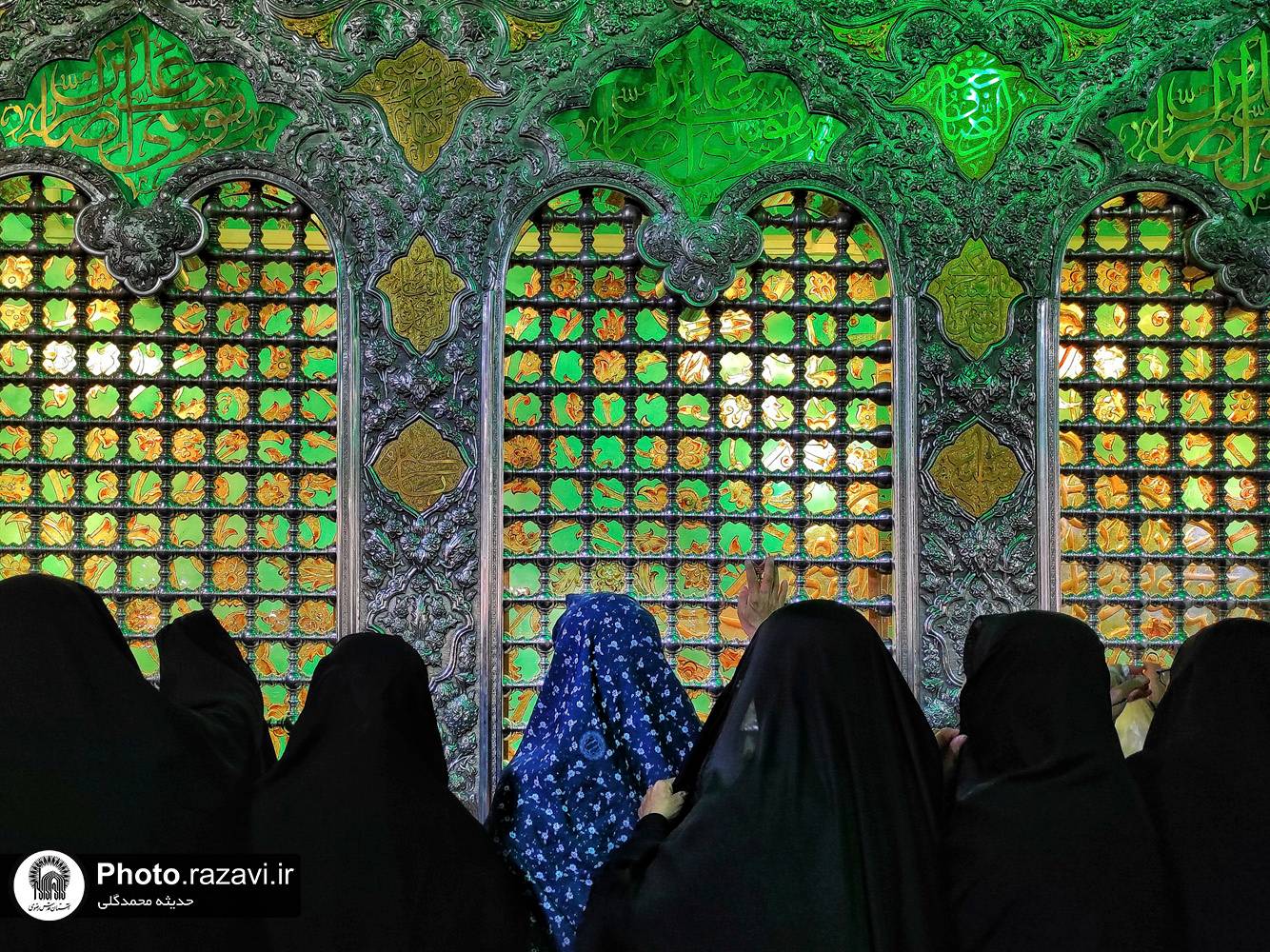 356 روز سال که چشمت به گنبد و بارگاهش بیفتد، حال دل خوب می‌شود. بین همه این روزها اما، روز میلادش خیلی‌ها در صف حاجاتش زنبیل ارادت می‌گذارند تا دربست بروند به سمت حاجت روایی. کاری هم ندارد که بارت سنگین گناه است یا سبکبالِ دین و ایمانی. بخواهی می‌دهد، بجویی جواب‌گو است و به حلقه مهرش «کانِکت» شوی به قول امروزی‌ها، پهنای باند عنایتش می‌شود بی انتها برایت...