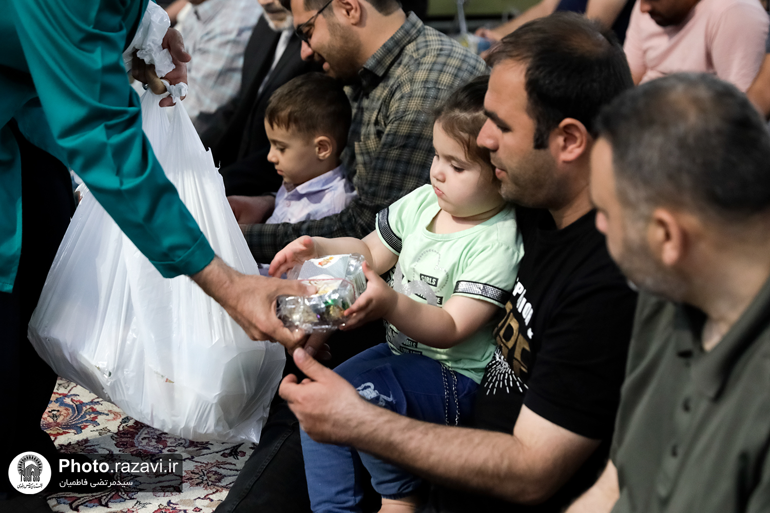 به مناسبت دهه کرامت و میلاد باسعادت حضرت رضا(ع)، در مجموع حدود 150 هزار بسته متبرک عیدانه بین زائران حرم مطهر رضوی توزیع خواهد شد. 