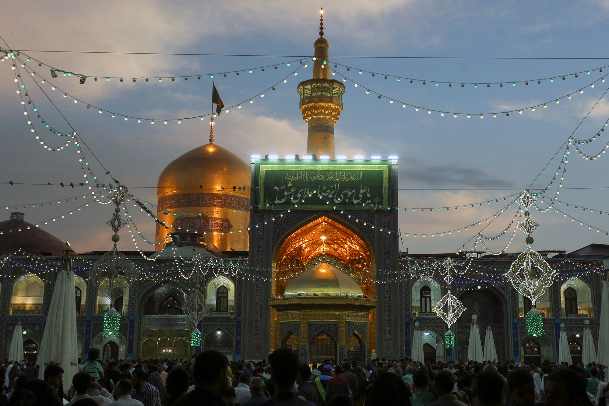 معاون تبلیغات اسلامی حرم مطهر رضوی جزئیات ویژه برنامه‌های حرم مطهر رضوی به مناسبت فرارسیدن سالروز ولادت با سعادت امام رضا(ع) را تشریح کرد.