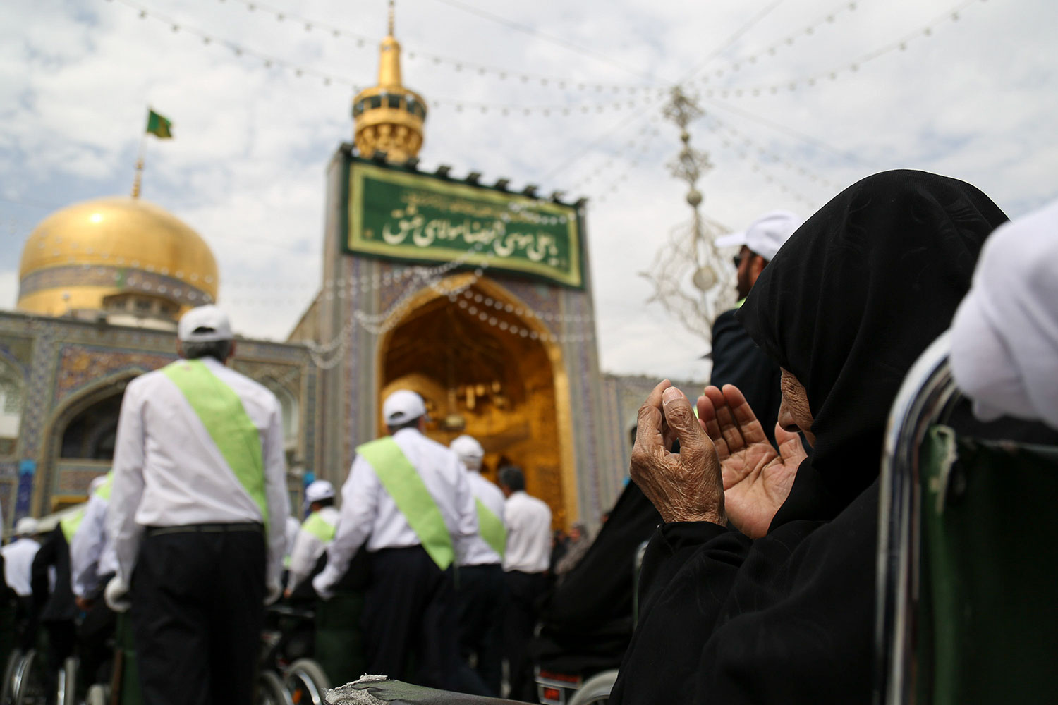 تشرف کاروان زیارتی معین الضعفا به حرم مطهر رضوی