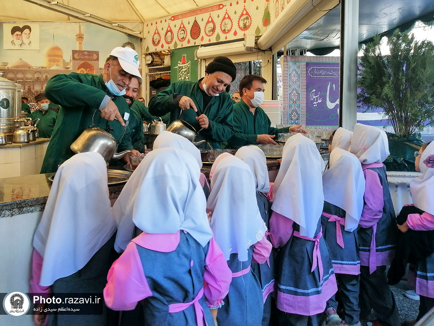 یکی دو روز دیگر تا سالروز میلاد هشتمین اختر تابناک آسمان امامت و ولایت باقی مانده و بارگاه مصفای رضوی مملو از زائر و مجاور است؛ در این میان روز به روز بر میزان پذیرایی از شیفتگان شمس الشموس با همکاری موکب‌های خدمت‌رسان افزوده می‌شود. موکب‌هایی که برخی در حریم حرم مطهر و بعضی دیگر در چایخانه‌های حضرت رضا(ع) در داخل صحن‌ها مستقر شده و با اقلام متبرک میزبان این خیل پرشور هستند. 