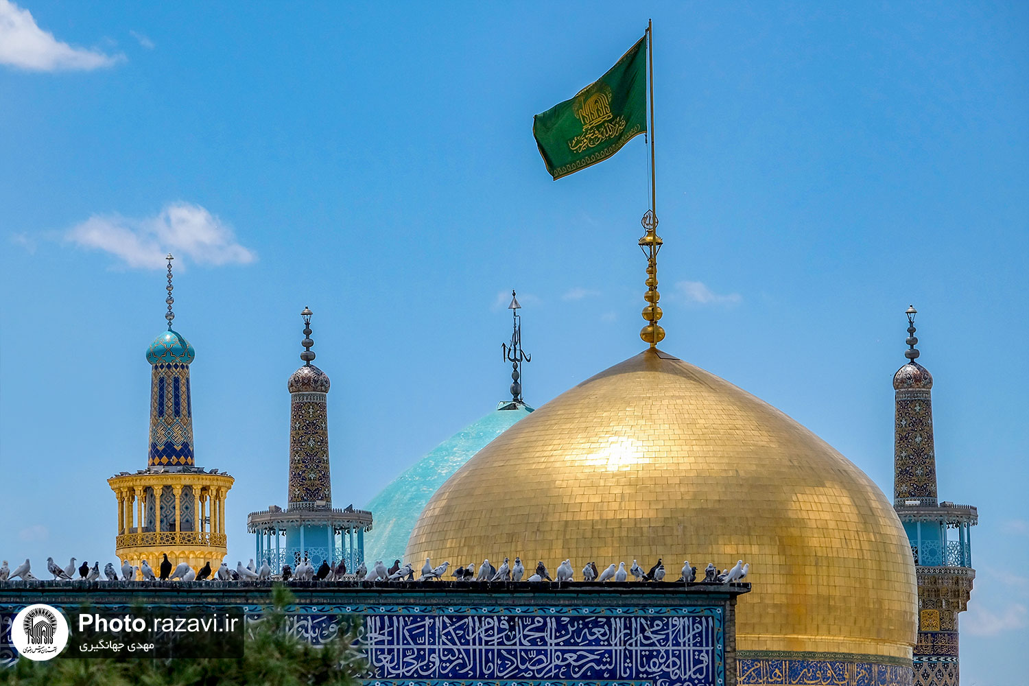 عکس با کیفیت : گنبد و گلدسته حرم مطهر رضوی