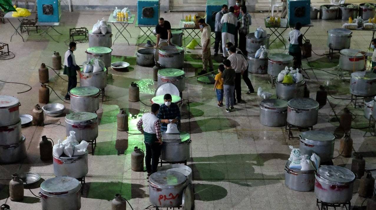 در آستانه عید سعید غدیر، بار دیگر خادمان و خادمیاران رضوی دست در دست خیران و نیکوکاران گذاشته‌اند تا با اجرای طرح «اطعام رضوی، سفره‌های علوی» بیش از یک میلیون و ۲۰۰ هزار نیازمند در نقاط مختلف کشور را اطعام کنند.