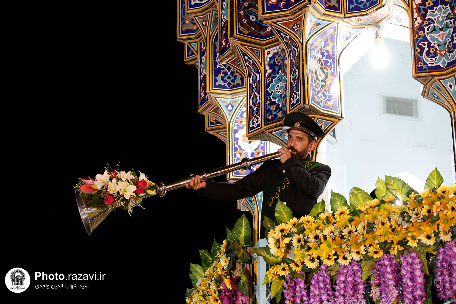 همزمان با دهه ولایت و امامت و فرارسیدن عید سعید غدیرخم، صحن و سرای رضوی با حدود 200 هزار بوته و شاخه گل اهدایی تزیین می‌شود. 