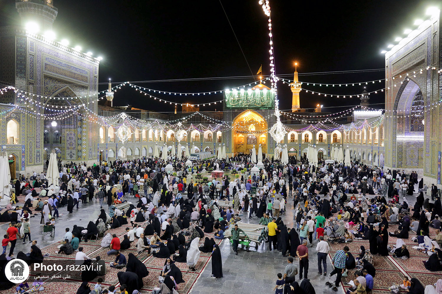 حرم مطهر رضوی در شب عید سعید غدیر غرق در جشن و شادی بود.