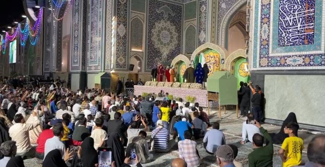 در شامگاه عید غدیر، نمایش شمس الغدیر در صحن غدیر بارگاه منور رضوی به روی صحنه رفت.