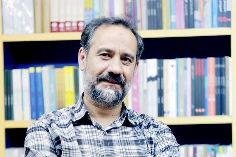 روز 18 تیر مقارن با روز درگذشت مهدی آذریزدی پیر قصه‌گو در عرصه ادبیات کودک و نوجوان است که با خلق و بازنویسی آثاری ارزشمندی همچون «قصه‌های خوب برای بچه‌های خوب»، «قصه‌های تازه از کتاب‌های کهن» و ... با قلمی بی آلایش و ساده توانست، مخاطبان بسیاری را به خود جذب و با نگارش داستان‌های خیال‌انگیز آنان را با میراث کهن فرهنگی، تاریخی و ادبی ایران زمین آشنا کند.