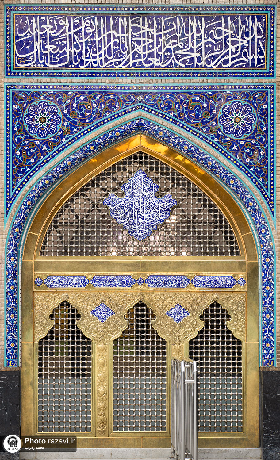 عکس با کیفیت : پنجره زیارت در صحن گوهرشاد حرم مطهر رضوی