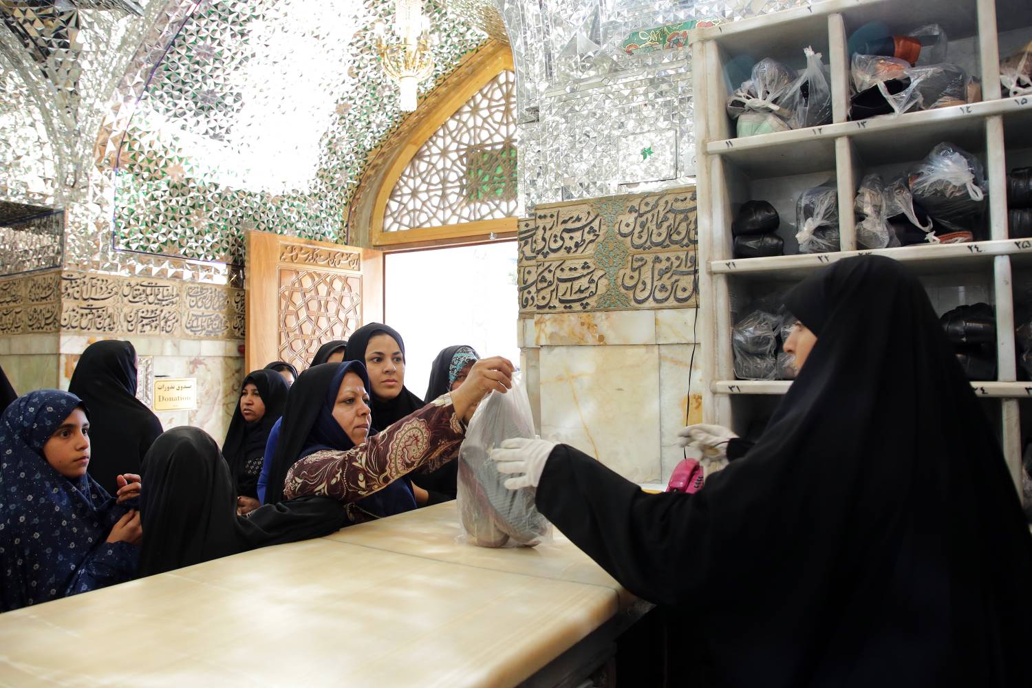 تاریخ خدمت در حرم رضوی، قدمتی به اندازه بنای روضه منوّره دارد؛ هر چند که سرگذشت این قدمت، در متون تاریخی نایاب است و رد و نشان آن را باید چند قرن بعد از شکل گیری شهر مشهد جست‌وجو کرد. با این حال، معنای این سخن آن نیست که فعالیت منظم خادمان در حرم رضوی هم، مربوط به چند قرن بعد از شکل گرفتن شهر مشهد است؛ با شکل گرفتن بنای روضه منوّره، یعنی چهارطاقی اصلی محل مرقد مطهر، خادمانی برای اداره امور آن، از…